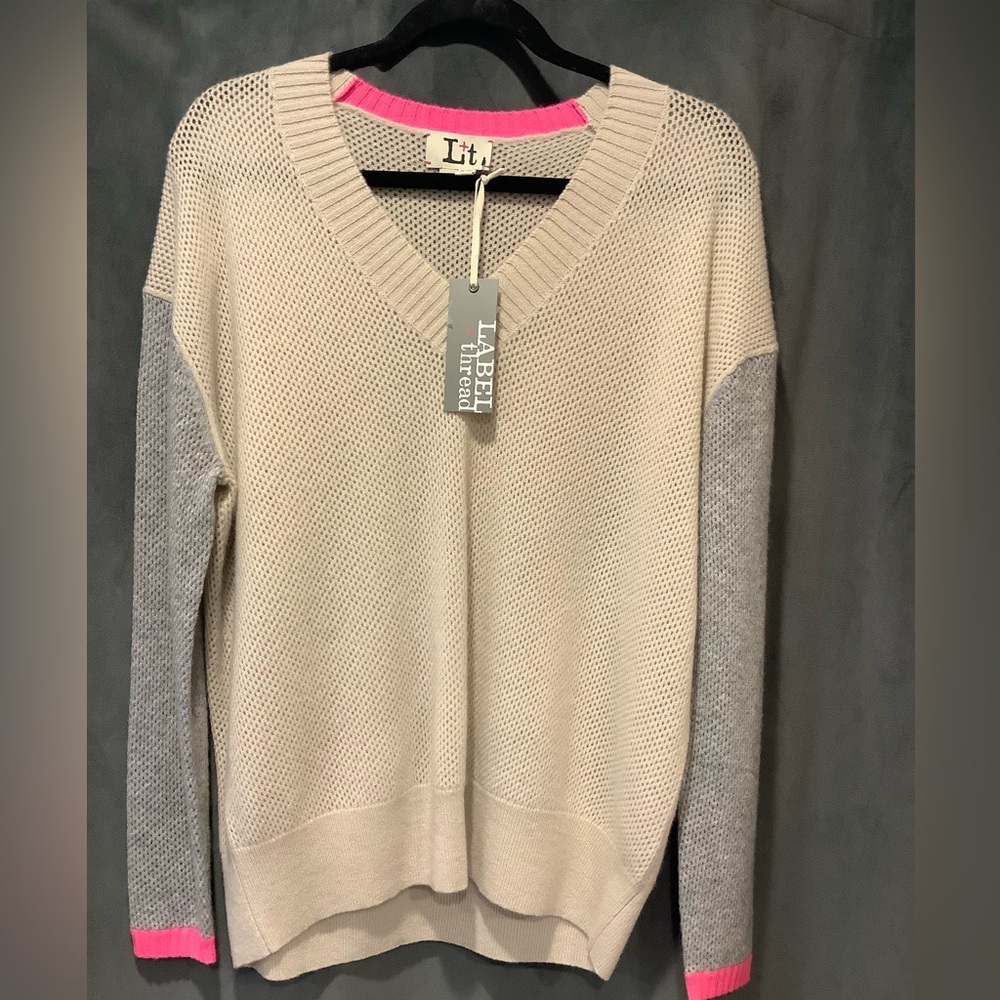 Label + Thread Sandra Block crew nude/fog with pink accents